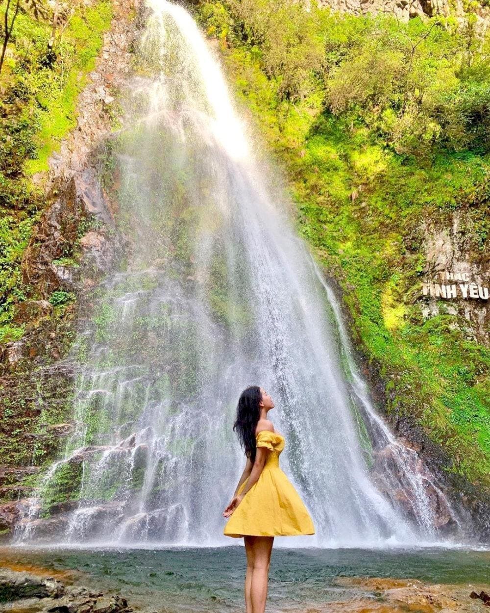 Hãy chọn những trang phục màu sắc, tươi mới khi đến Thác Tình Yêu Sapa (Nguồn: Internet)